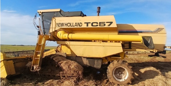 Colheitadeira New Holland TC 57 ano 1999