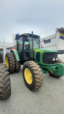 Trator John Deere 6110J ano 2013