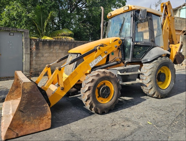 Retroescavadeira JCB 3C ano 2013 - 3C - Máquinas de Linha Amarela