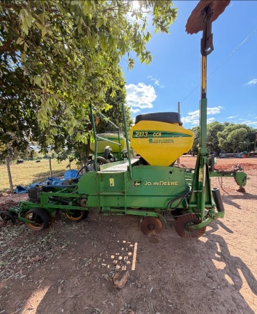 Plantadeira John Deere 2113 CCS à vácuo ano 2012