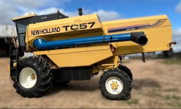 Colheitadeira New Holland TC 57 ano 1999