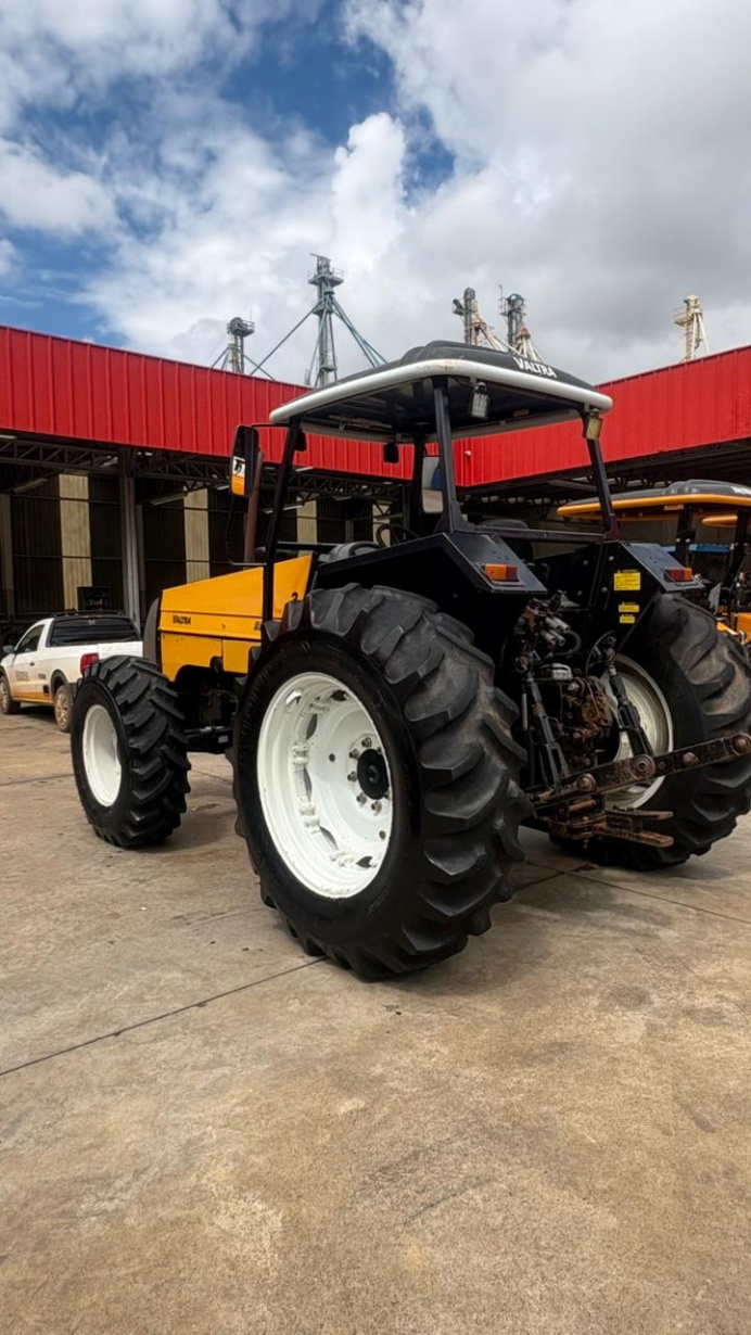Trator Valtra BM 110 ano 2002
