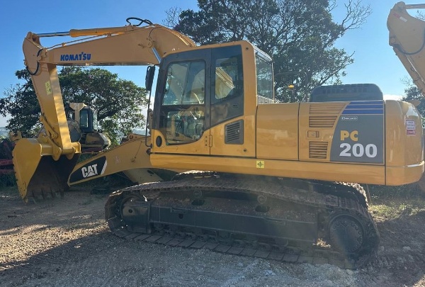Escavadeira Komatsu PC200 ano 2012