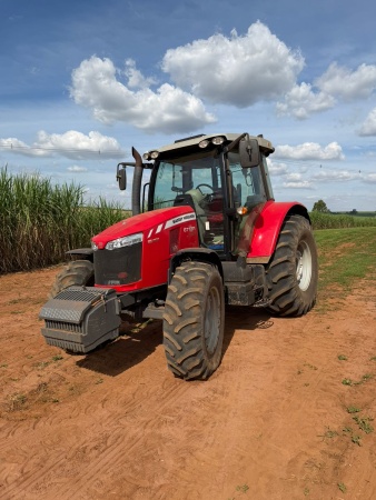 Trator Massey Ferguson 6713R