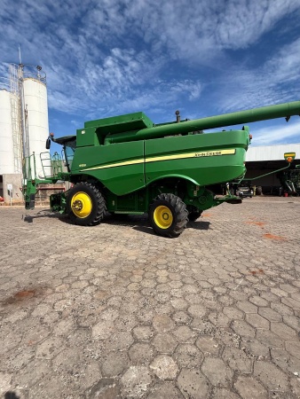 Colheitadeira John Deere S550 ano 2014 - S550 - Máquinas Agrícolas