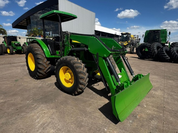 Trator John Deere 6110E ano 2012