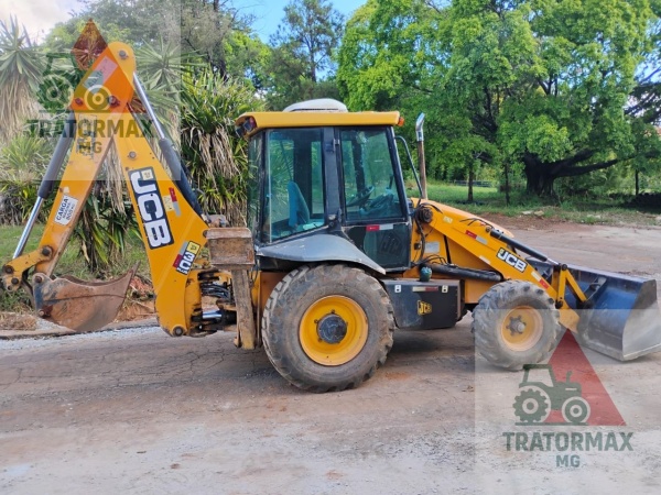 Retroescavadeira JCB 3C ano 2009