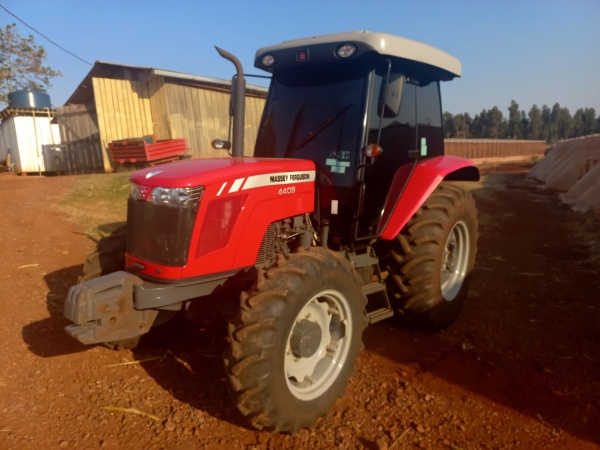 Trator Massey Ferguson MF 4408 ano 2023 - MF 4408 - Máquinas Agrícolas
