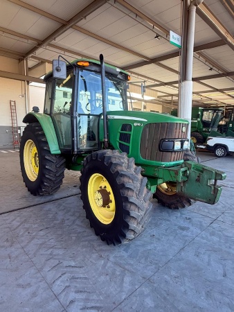 Trator John Deere 6110J ano 2013