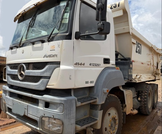 Caminhão Mercedes Benz Axor 4144 K 6x4 2p (diesel) ano 2013 - Axor 4144 K 6x4 2p (diesel) - Caminhões e Carretas