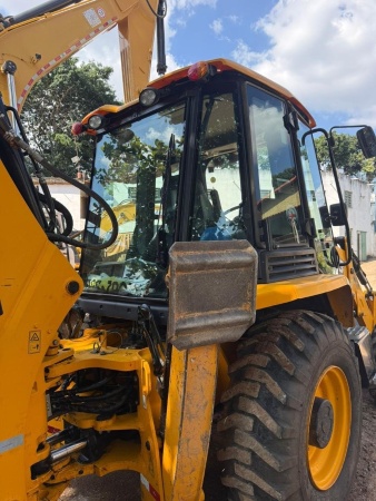 Retroescavadeira JCB 3CX ano 2018