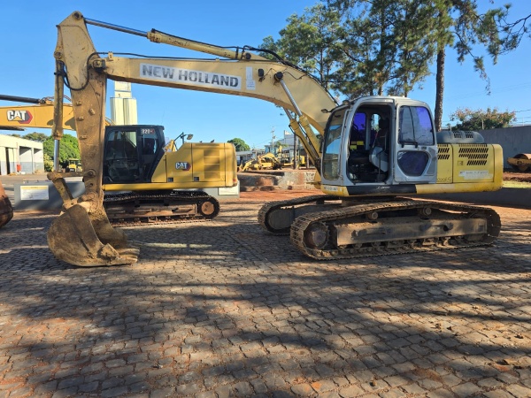 Escavadeira New Holland e215-b