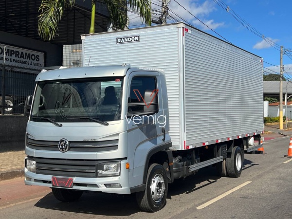 Caminhão Volkswagen Delivery 11.180 ano 2023
