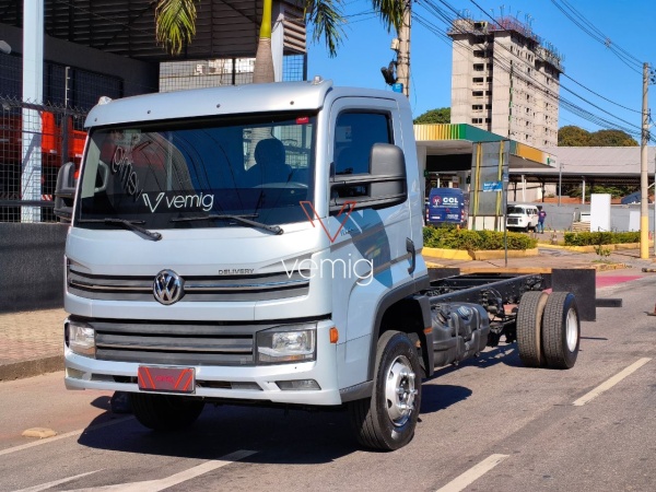 Caminhão Volkswagen Delivery 11.180 ano 2023