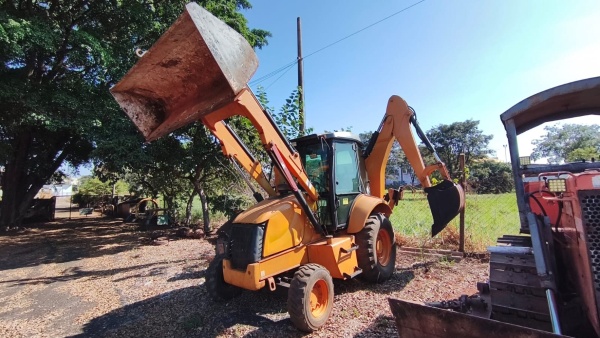 Retroescavadeira New Holland B90B ano 2011