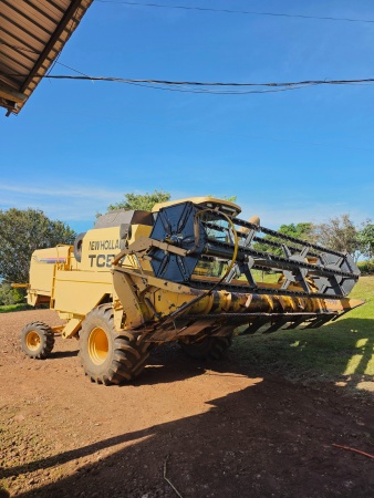 Colheitadeira New Holland TC 57 ano 1999