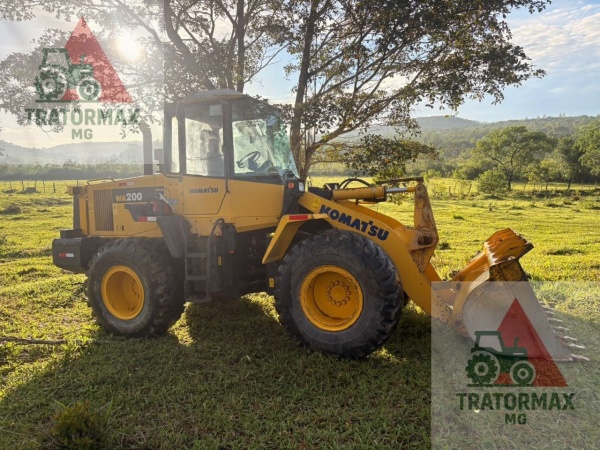 Pá Carregadeira Komatsu WA 200 ano 2020