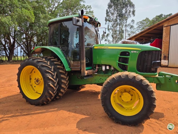 Trator John Deere 6130J ano 2013