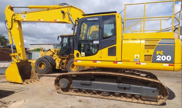 Escavadeira Komatsu PC200
