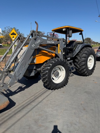 Trator Valtra BM125i ano 2014 - BM125i - Máquinas Agrícolas