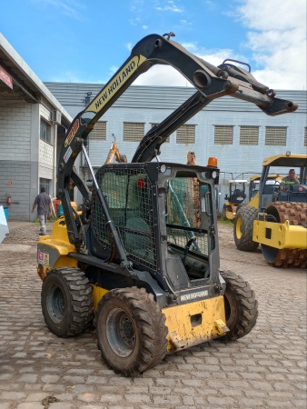 Mini Carregadeira New Holland L218 ano 2018