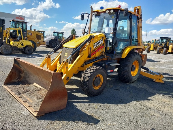Retroescavadeira JCB 3CX ano 2020
