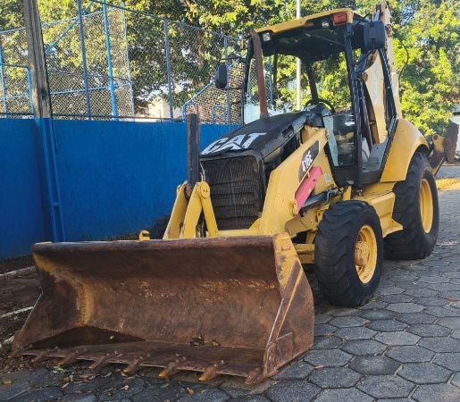 Retroescavadeira Caterpillar 416 E ano 2013