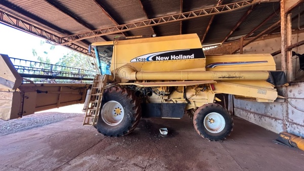Colheitadeira New Holland TC 59 ano 2004