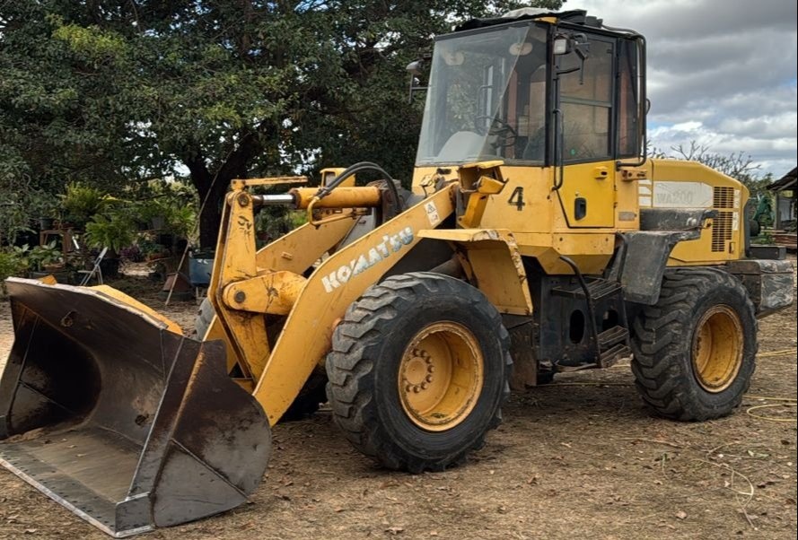 Pá Carregadeira Komatsu WA 200 ano 2009