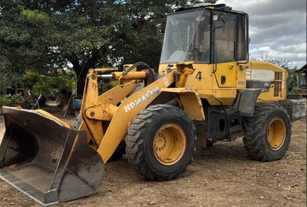 Pá Carregadeira Komatsu WA 200 ano 2009