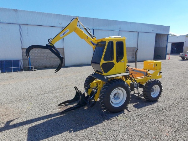 Trator Valtra BM 100 ano 2013 - BM 100 - Máquinas Agrícolas