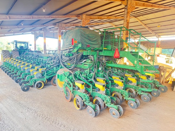 Plantadeira John Deere DB74 ano 2020