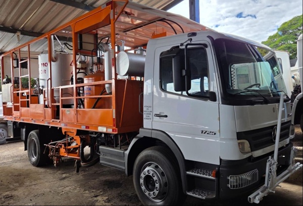 Caminhão Mercedes Benz Atego 1725 ano 2009