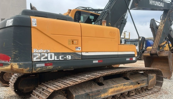 Escavadeira Hyundai R220LC-9 ano 2021