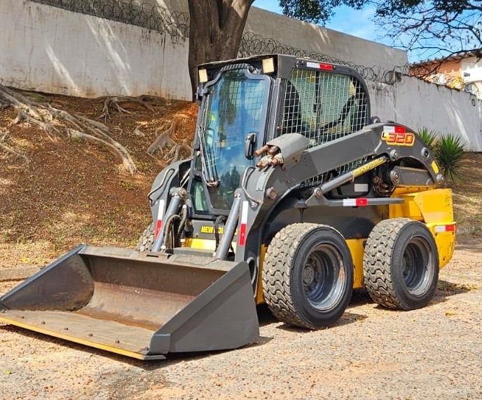 Mini Carregadeira New Holland L320 ano 2022