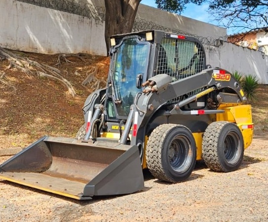 Mini Carregadeira New Holland L320 ano 2022 - L320 - Máquinas de Linha Amarela