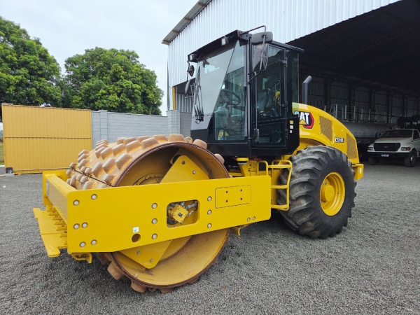 Rolo Compactador Caterpillar CP54B ano 2023