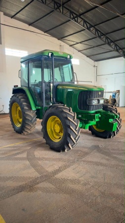 Trator John Deere 6300 ano 2009