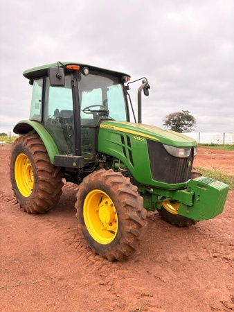Trator John Deere 5090E