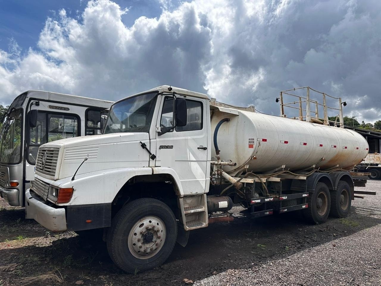 Caminhão Mercedes Benz 2635 ano 1997