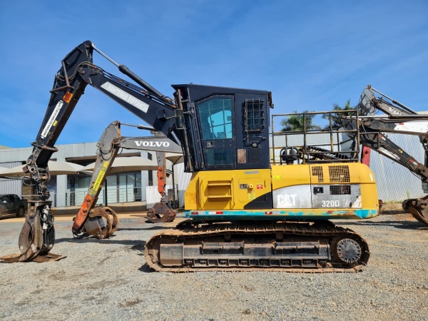 Log Loader Caterpillar 320D FM ano 2014
