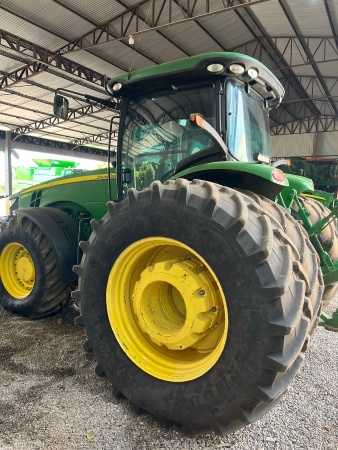 Trator John Deere 8335R ano 2014