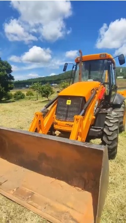 Retroescavadeira JCB 3C ano 2012