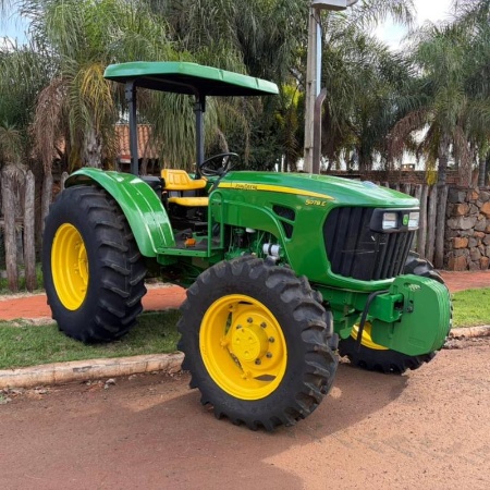Trator John Deere 5078 E ano 2013