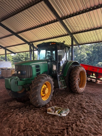Trator John Deere 6110J ano 2014