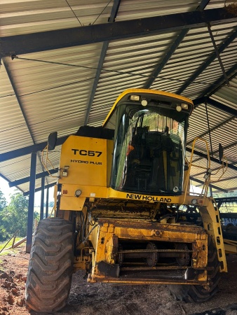 Colheitadeira New Holland TC 57 ano 2002