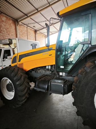 Trator Valtra BH145 ano 2011