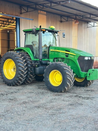 Trator John Deere 7230J ano 2022