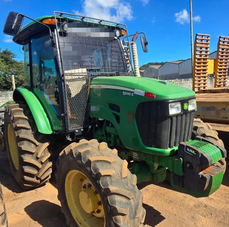 Trator John Deere 5090E ano 2015