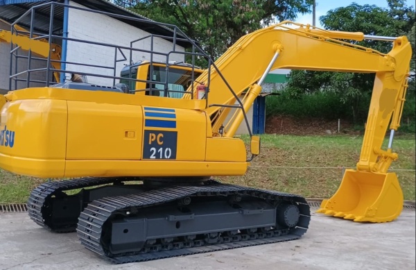 Escavadeira Komatsu PC210 ano 2020